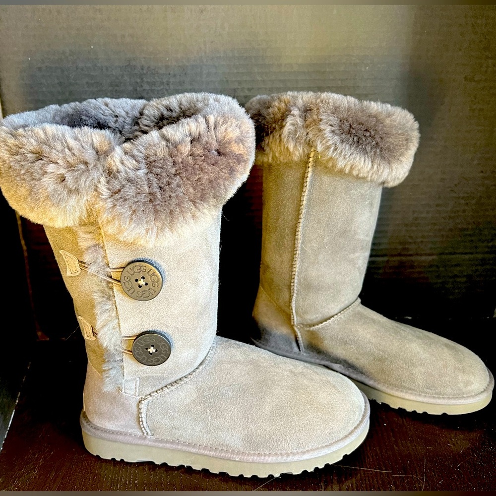 Women’s Size 8 Ugg brand Leather Bailey three button boots Grey